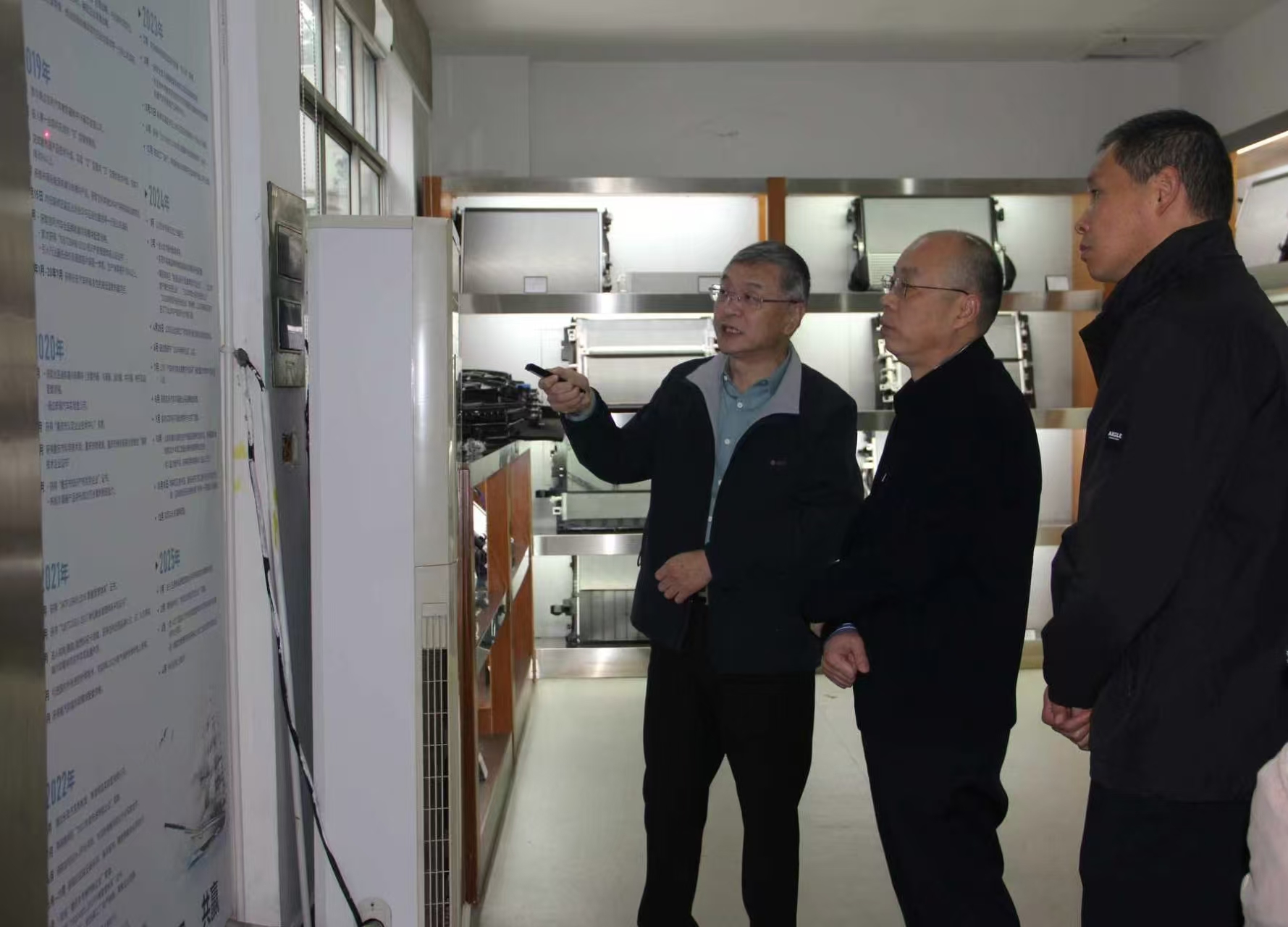 长江电工集团党委书记向家云一行莅临上方公司调研